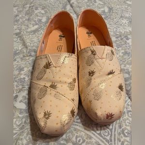 Rose Gold size 9 TOMS w/Pineapple print